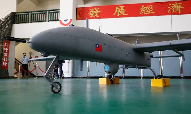 2022년 11월15일 대만 타이중 소재 국립중산과학기술원(NCSIST)에서 공개된&nbsp;알바트로스 군용 무인항공기(UAV)의 모습. 대만 국내 기술로 제작돼 일선에서 운용되고 있는&nbsp;이 기체는 최대 16시간 동안 체공하며&nbsp;중고도 정찰 임무를 수행할 수 있다. 타이중=로이터연합뉴스