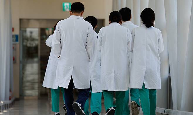 서울 시내 대학병원에서 의료진이 이동하고 있다. 뉴스1