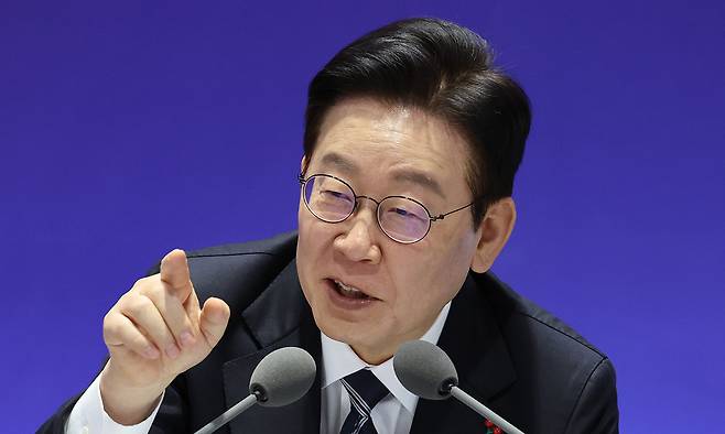 이재명 대통령이 23일 울산전시컨벤션센터에서 열린 ‘울산의 마음을 듣다‘ 타운홀 미팅에서 발언하고 있다. 청와대사진기자단