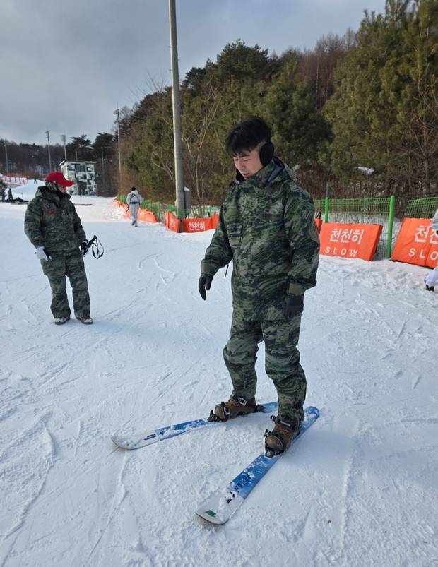 설상 기동훈련 참가에 앞서 해병대 전용 텔레마크 스키를 타고 준비 과정을 체험하고 있다.