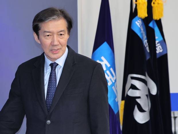 조국 조국혁신당 대표가 24일 서울 여의도 국회에서 더불어민주당 정청래 대표의 합당 제안 관련 논의를 위해 열린 긴급 의원총회에 참석하고 있다. 연합뉴스