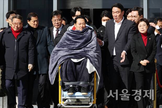 ‘통일교·공천헌금’ 쌍특검법 수용을 촉구하며 단식을 시작한 장동혁 국민의힘 대표 22일 서울 여의도 국회에서 단식 8일 만에 박근혜 전 대통령의 단식 중단 권고를 받아들이며 단식을 중단하고 병원으로 이송되고 있다. 성형주 기자