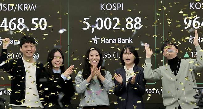 1월22일 서울 중구 하나은행 딜링룸에서 코스피 지수가 장 중 5000을 넘어서자 딜러들이 기뻐하고 있다. ⓒ연합뉴스