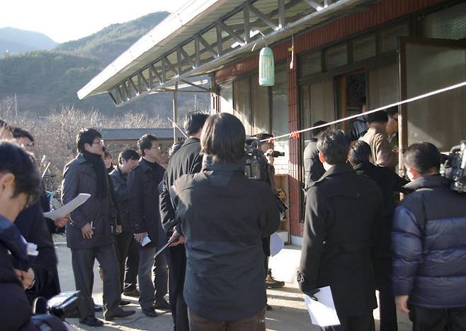 2009년 12월16일 청산가리 막걸리 살인 사건에 대한 재판부의 현장검증이 가해자로 지목된 백씨 집에서 실시되고 있다. ⓒ연합뉴스