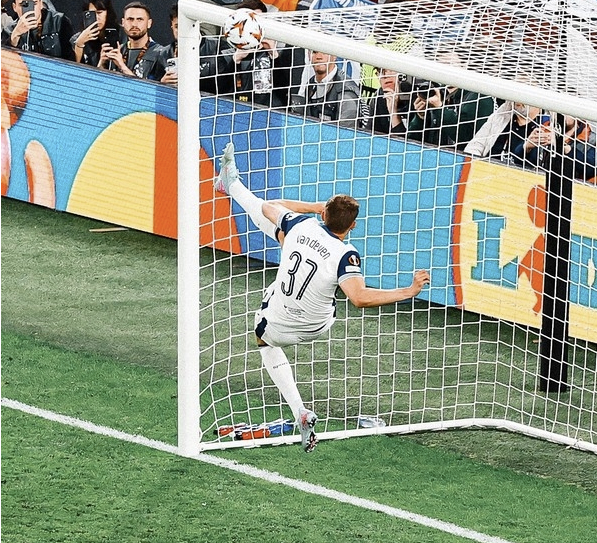 2024-2025 UEFA 유로파리그 결승전 토트넘을 실점 위기에서 구하는 판 더 펜. 미키 판 더 펜 SNS