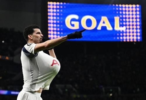 토트넘의 도미닉 솔랑케가 21일 영국 런던 토트넘 홋스퍼 스타디움에서 열린 도르트문트와의 2025~2026 유럽축구연맹 챔피언스리그 리그 페이즈 7차전에서 전반 37분 골을 넣은 뒤 세리머니를 하고 있다. 런던 | 로이터연합뉴스