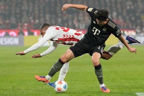 김민재가 15일 쾰른전에서 린턴 마이나와 몸싸움을 이겨내고 공을 따내고 있다. AP연합뉴스