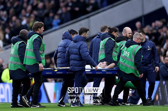 ▲ 벤 데이비스의 부상이 당초 예상보다 훨씬 심각한 발목 골절로 확인된 가운데 이번 수술은 단순히 소속팀 토트넘에서의 전력 이탈을 넘어 그의 축구 인생과 조국 웨일스의 월드컵 본선 진출 가도에까지 치명적인 암운을 드리우고 있다.