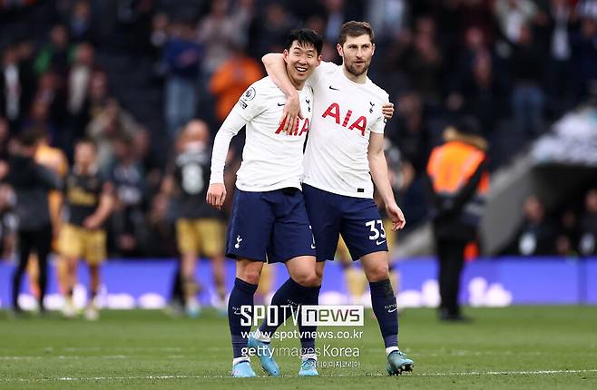 ▲ 벤 데이비스의 부상이 당초 예상보다 훨씬 심각한 발목 골절로 확인된 가운데 이번 수술은 단순히 소속팀 토트넘에서의 전력 이탈을 넘어 그의 축구 인생과 조국 웨일스의 월드컵 본선 진출 가도에까지 치명적인 암운을 드리우고 있다.