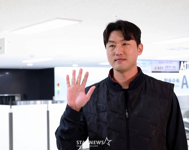 FA계약으로 친정 기아로 돌아온 홍건희가 23일 김포공항을 통해 일본으로 출국하고 있다.  출국전 기자회견과 포토타임을 갖는 홍건희. /사진=강영조 선임기자