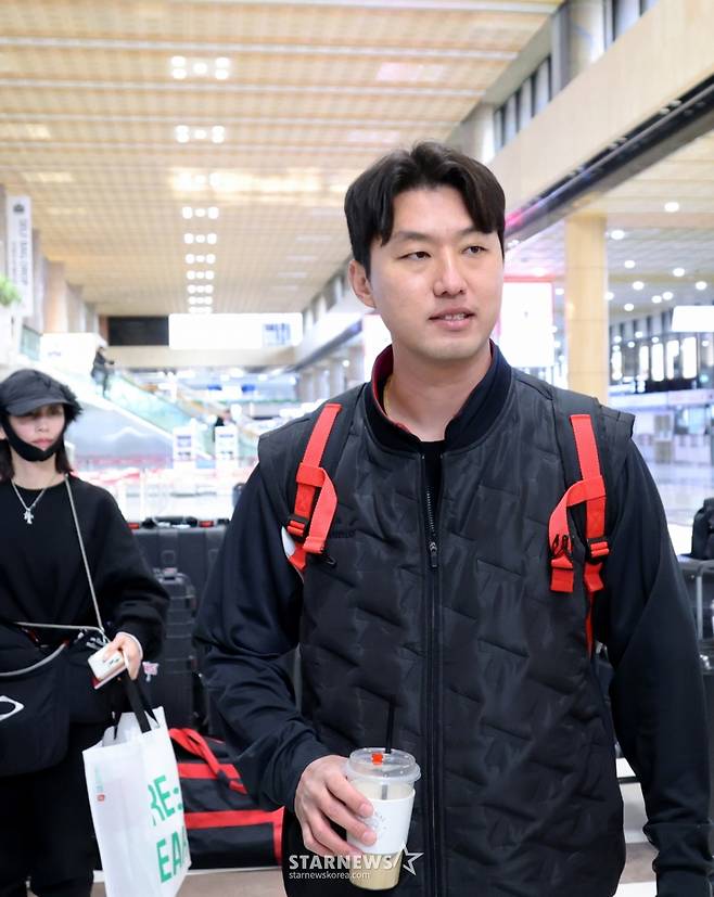 FA계약으로 친정 기아로 돌아온 홍건희가 23일 김포공항을 통해 일본으로 출국하고 있다.  출국전 기자회견과 포토타임을 갖는 홍건희.  /사진=강영조 선임기자