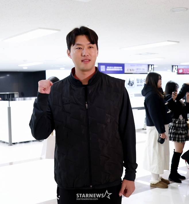 FA계약으로 친정 기아로 돌아온 홍건희가 23일 김포공항을 통해 일본으로 출국하고 있다.  출국전 기자회견과 포토타임을 갖는 홍건희. /사진=강영조 선임기자