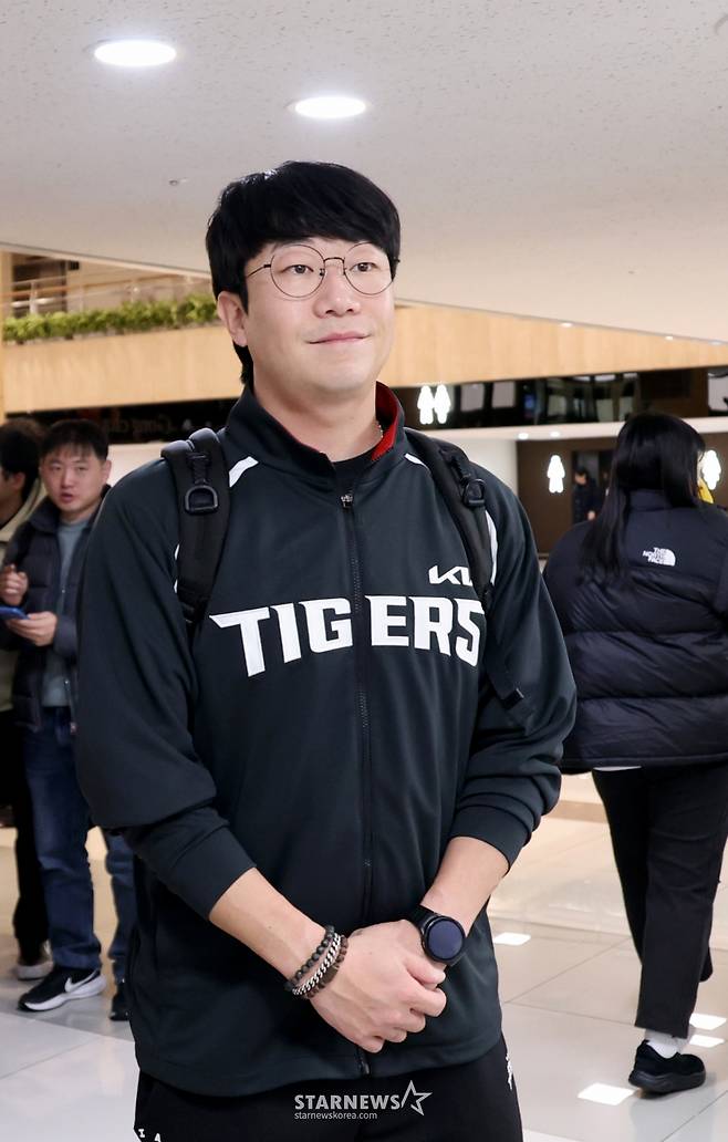 기아 양현종이 23일 김포공항을 통해 일본으로 출국하기 앞서 기자회견과 포토타임을 갖고 있다.  어느덧 최형우가 떠난 기아의 최고참이 된 양현종. /사진=강영조 선임기자