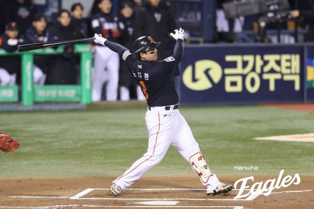홈런을 날리고 있는 노시환. /사진=한화 이글스 제공