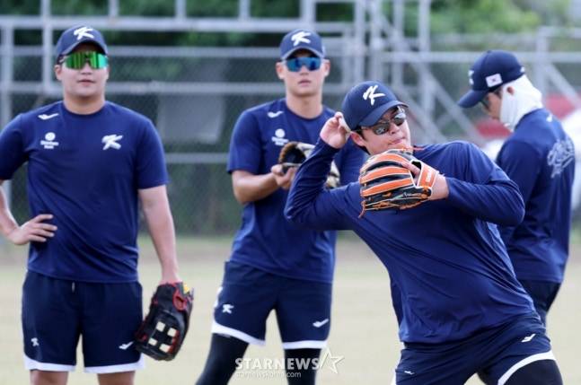 노시환(오른쪽)이 사이판 1차 캠프에서 수비 훈련을 하고 있다. /사진=강영조 선임기자