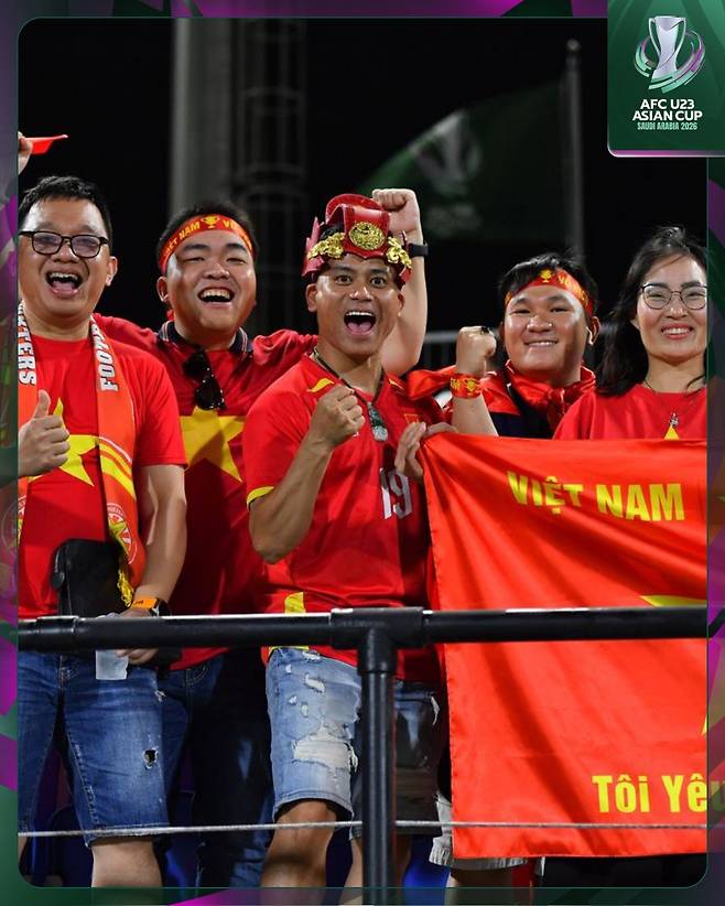24일(한국시간) 사우디아라비아 제다의 킹 압둘라 스포츠 시티 홀 스타디움에서 열린 2026 아시아축구연맹(AFC) U-23 아시안컵 3위 결정전에서 베트남 관중들이 응원하고 있다. /사진=아시아축구연맹(AFC) 공식 사회관계망서비스(SNS)