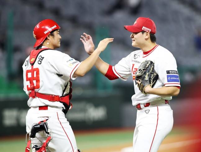 조병현(오른쪽)이 세이브를 올리고 이지영과 하이파이브를 하고 있다. /사진=SSG 랜더스 제공