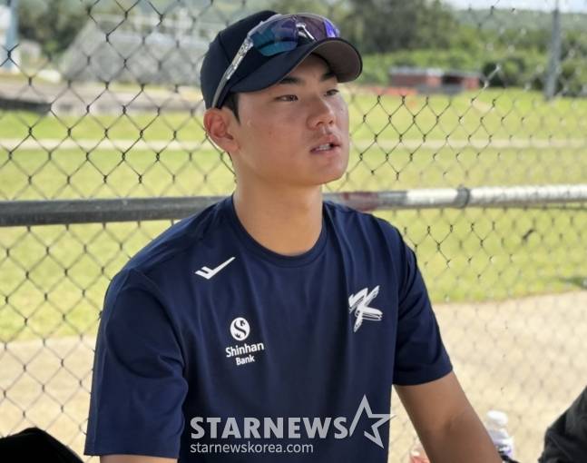 야구 대표팀 사이판 1차 캠프에서 취재진과 인터뷰 중인 김주원. /사진=안호근 기자