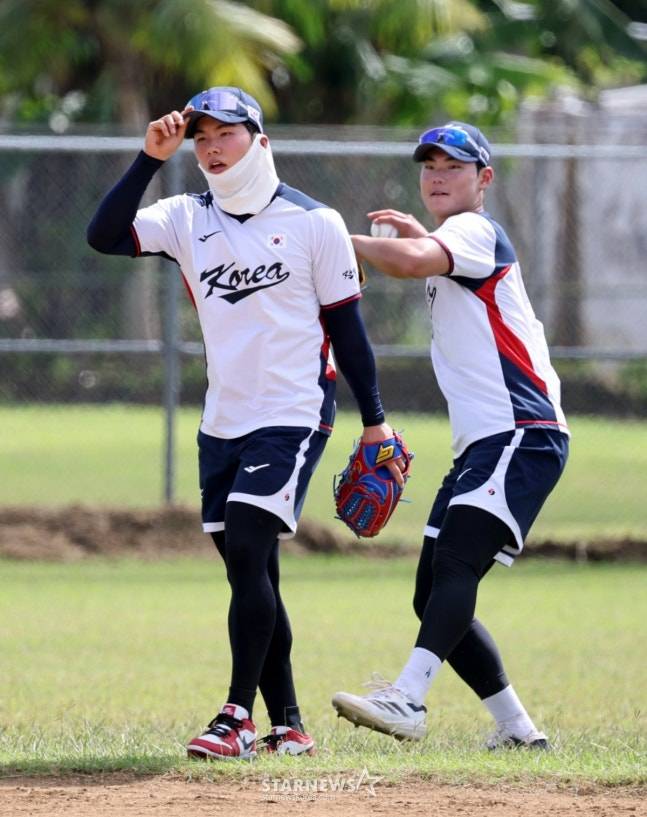 김주원(왼쪽)이 사이판 1차 캠프에서 김혜성이 지켜보는 가운데 수비 훈련을 하고 있다. /사진=강영조 선임기자