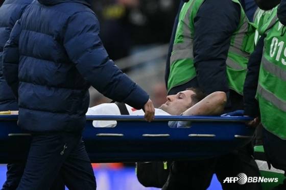 벤 데이비스가 지난 17일(한국시간) 영국 런던의 토트넘 홋스퍼 스타디움에서 열린 웨스트햄 유나이티드와의 2025~2026시즌 잉글랜드 프리미어리그(EPL) 22라운드 도중 부상을 당해 들것에 실려 나가고 있다. /AFPBBNews=뉴스1