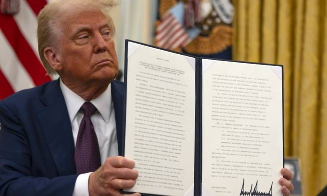 트럼프 대통령은 지난해 1월 WHO 탈퇴를 지시하는 행정명령에 서명했다.[사진｜뉴시스]