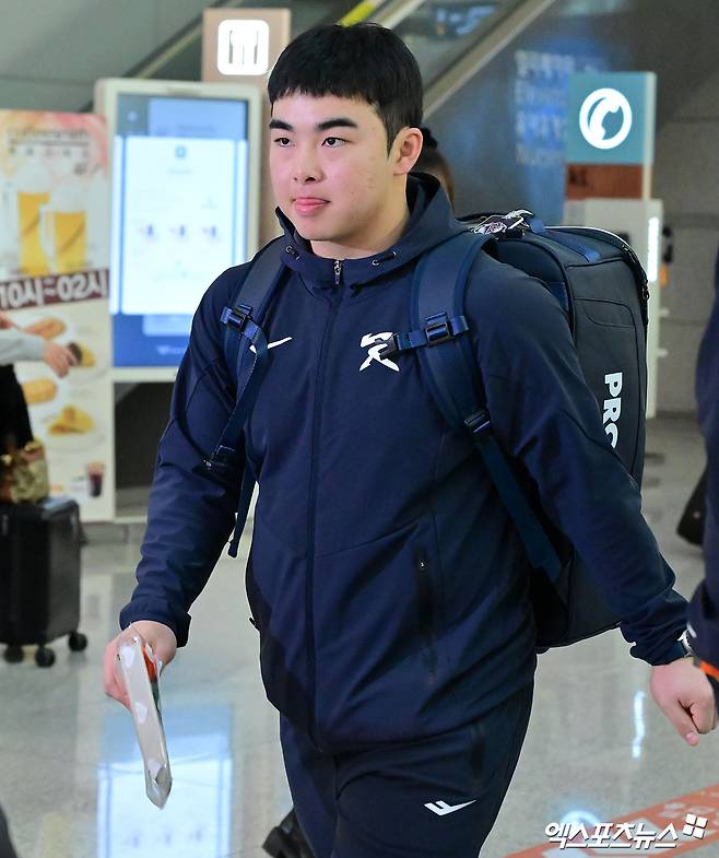 2026시즌 스프링캠프 훈련에 나서는 한화 이글스 선수단이 23일 오전 인천국제공항을 통해 호주 멜버른으로 출국했다.  출국장으로 향하는 한화 문현빈. 인천공항, 김한준 기자
