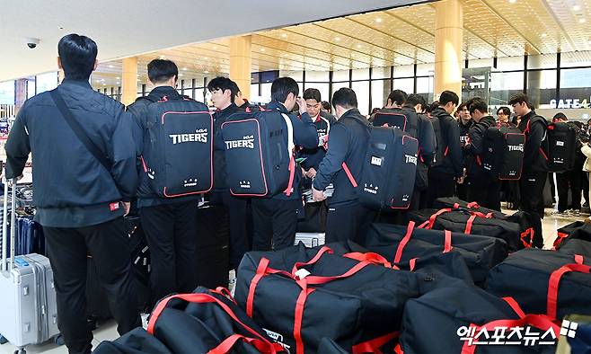 KIA 타이거즈가 23일 오후 일본 아마미오시마에서 진행되는 스프링캠프를 위해 김포국제공항을 통해 일본으로 출국했다.  KIA 타이거즈 선수들이 출국 준비를 하고 있다. 김포공항, 고아라 기자