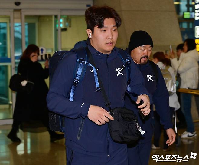 한국 야구 대표팀이 2026 WBC(월드베이스볼클래식) 대비 1차 캠프를 위해 9일 오전 인천국제공항을 통해 사이판으로 출국했다.  출국장으로 향하는 문보경. 엑스포츠뉴스 DB