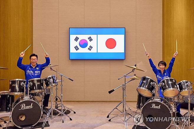 드럼 합주하는 한일 정상 (나라=연합뉴스) 김도훈 기자 = 이재명 대통령과 다카이치 사나에 일본 총리가 13일 일본 나라현에서 정상회담 후 환담장에서 드럼 합주를 하고 있다. 양 정상은 '케이팝 데몬 헌터스'의 주제가 '골든'과 BTS의 히트곡 '다이너마이트'에 맞춰 드럼을 함께 연주했다. 다카이치 총리는 학창 시절 헤비메탈 록밴드 드러머로 활동했다. 2026.1.13 [공동취재 제공. 재판매 및 DB 금지] superdoo82@yna.co.kr
