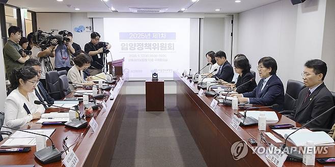 2025년 제1차 입양정책위원회 정은경 보건복지부 장관이 2025년 9월 서울 중구 아동권리보장원에서 열린 2025년 제1차 입양정책위원회에서 발언하고 있다. [연합뉴스 사진]