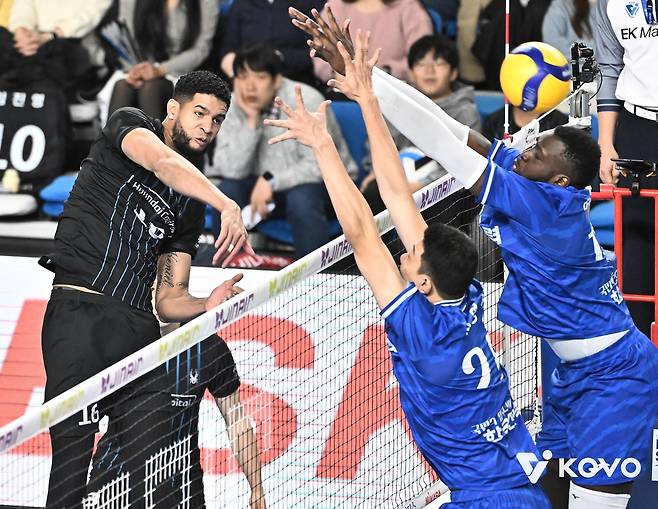 공격하는 현대캐피탈의 레오(왼쪽) [한국배구연맹 제공. 재판매 및 DB 금지]