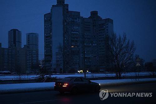 전기 공급 끊어진 키이우의 거리 [AFP=연합뉴스]