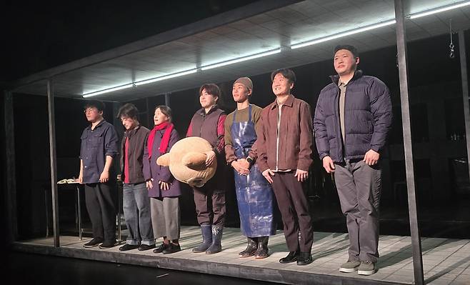 연극 '몸 기울여' 출연진 (서울=연합뉴스) 임순현 기자 = 연극 '몸 기울여' 출연진이 23일 개막 공연을 마치고 관객에게 인사하고 있다. 왼쪽부터 박상윤, 조형래, 강혜련, 홍성민, 유독현, 김상보, 임솔균. 2026.01.23 hyun@yna.co.kr