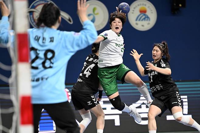 24일 광주도시공사와 경기에서 슛을 던지는 부산시설공단 류은희 [한국핸드볼연맹 제공. 재판매 및 DB 금지]