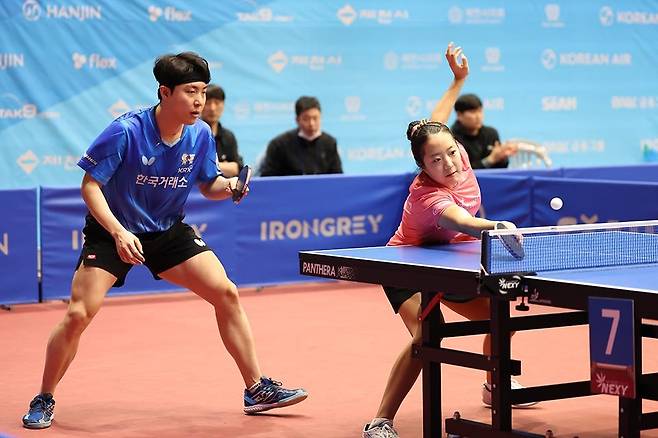 리시브하는 신유빈(오른쪽)과 함께 호흡을 맞춘 임종훈 [대한탁구협회 제공. 재판매 및 DB 금지]