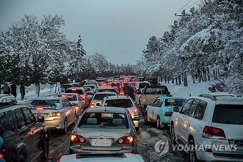 폭설 내린 아프간 수도 카불 도로 [EPA 연합뉴스. 재판매 및 DB 금지]