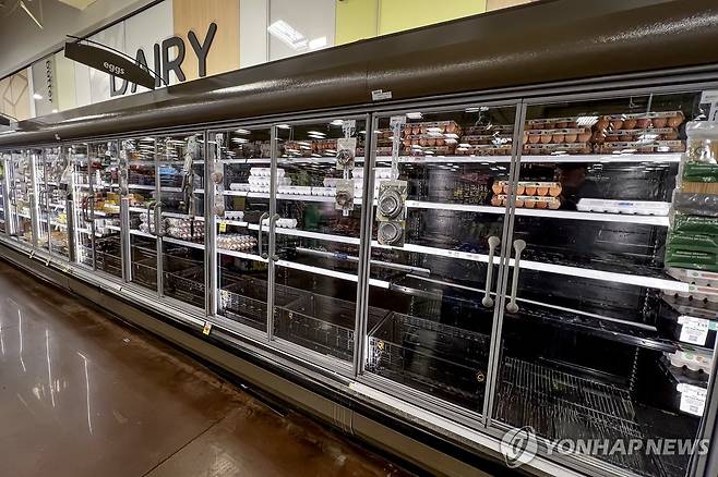 사재기로 텅 빈 마트 매대 [EPA 연합뉴스]