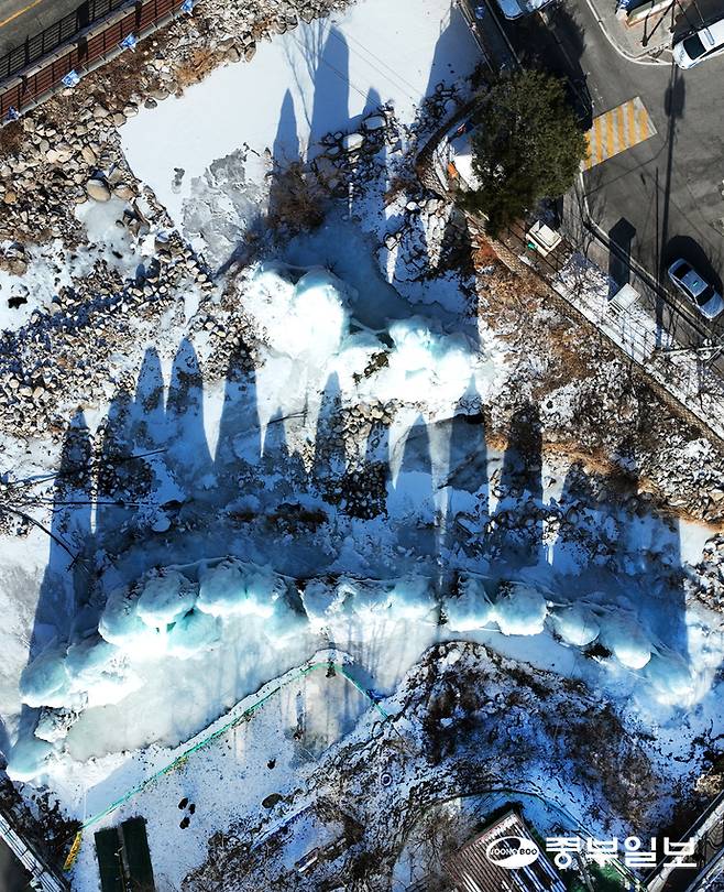 수도권 지역에 한파경보가 내려진 25일 오후 포천시 이동면 백운계곡 일원에서 열린 '포천백운계곡 동장군축제'에서 시민들이 거대한 빙벽을 감상하며 즐거운 시간을 보내고 있다. 김경민기자