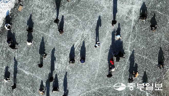 수도권 지역에 한파경보가 내려진 25일 오후 포천시 이동면 백운계곡 일원에서 열린 '포천백운계곡 동장군축제'에서 시민들이 꽁꽁 얼은 계곡에서 썰매를 타며 즐거운 시간을 보내고 있다. 김경민기자
