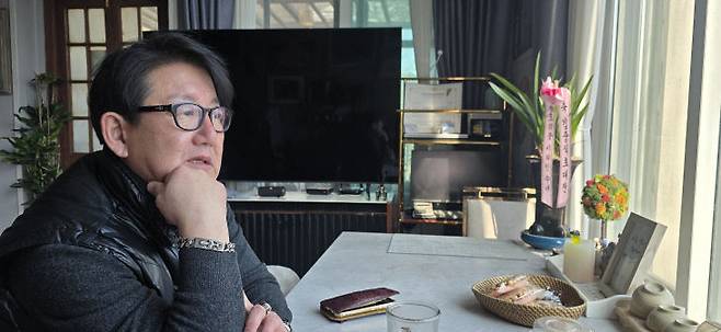 김중식 작가가 그의 자택에서 유명산과 북한강이 앞에 보이는 전경을 바라보고 있다.                                         사진 한성일 기자