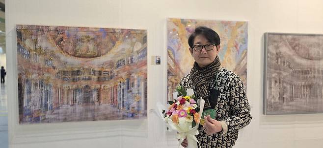 서울 코엑스에서 열린 아트페스타에서 그의 작품들 앞에 선 김중식 작가.                                            사진 한성일 기자