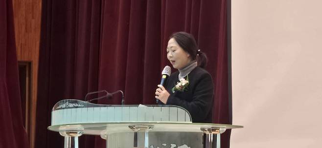 하민 호수돈여고 교목이 성경말씀 요한 3사 1장 2~4절을 봉독하고 있다. 하민 교목은 이날 이진주 학생에게 기독교대한감리회 감독회장상을 수여했다.