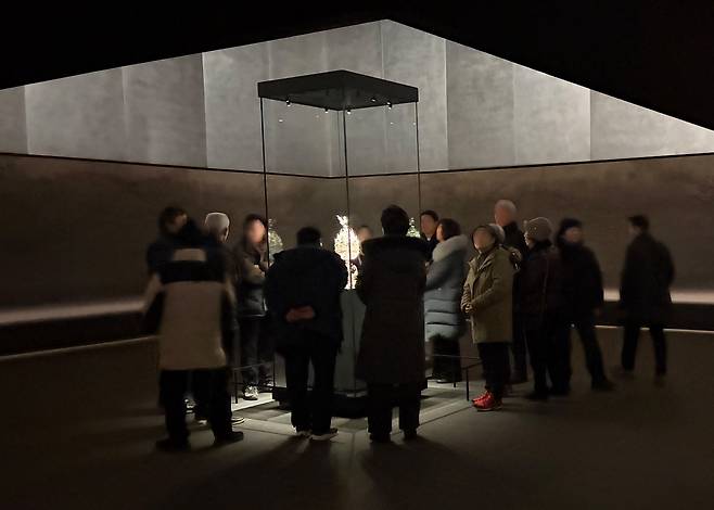 지난 22일 국립부여박물관 3층 전시실에서 관람객들이 백제금동대향로 앞에 길게 늘어서 있다. 사진 = 최광현 기자.