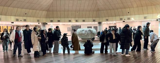 지난 22일 국립부여박물관 3층 전시실에서 관람객들이 백제금동대향로 앞에 길게 늘어서 있다. 사진 = 최광현 기자.