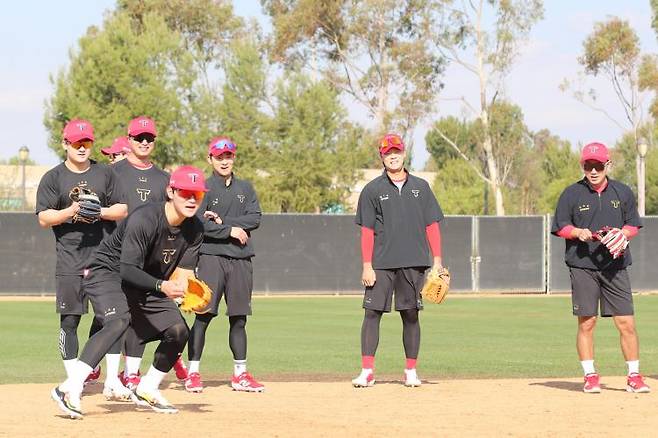 KIA 타이거즈 선수단이 지난해 1월 25일 미국 어바인에서 열린 스프링캠프에서 내야 수비 훈련을 소화하고 있다. /사진=KIA 타이거즈 제공