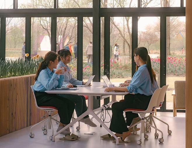 순천만국가정원 내 정원워케이션 센터에서 직장인들이 일과 휴식을 병행하고 있다.<순천시 제공>