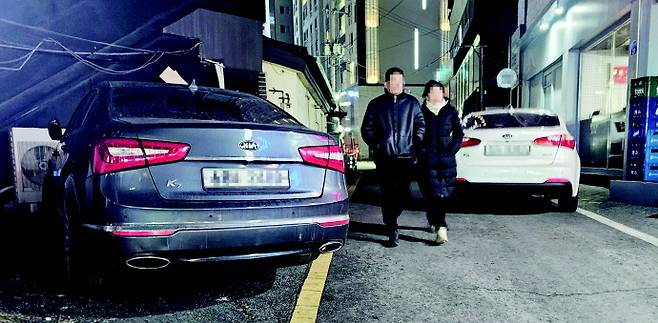 지난 24일 오후 6시께 광주 남구 봉선동 먹자골목 골목길에 주차된 차량으로 인해 통행이 어려운 모습. /조태훈 기자 thc@namdonews.com