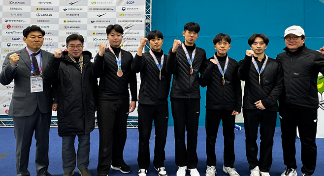 제23회 전국장애인동계체육대회에 참가한 울산 컬링 청각부 선수단이 동메달 시상 후 기념촬영을 하고 있다. 왼쪽부터 서원영 대한장애인컬링협회 부회장, 최진구 울산장애인체육회 사무처장, 남해준, 황민우, 최우진, 허진서, 김광민 선수, 최지웅 감독. 울산장애인체육회 제공