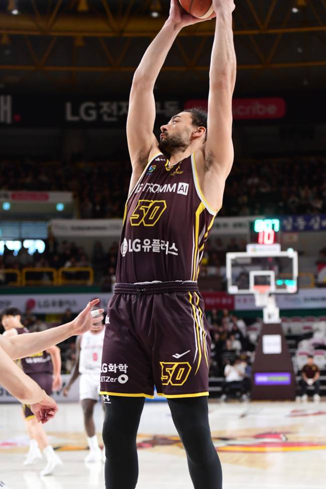 창원LG 아셈 마레이가 25일 창원체육관에서 열린 정관장과 대결에서 공을 잡고 있다. /KBL