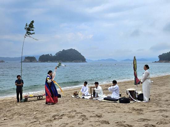 통영문화재단 '남해안 섬 길굿'(시·도문화예술기획지원 사업). 사진=경남문예진흥원